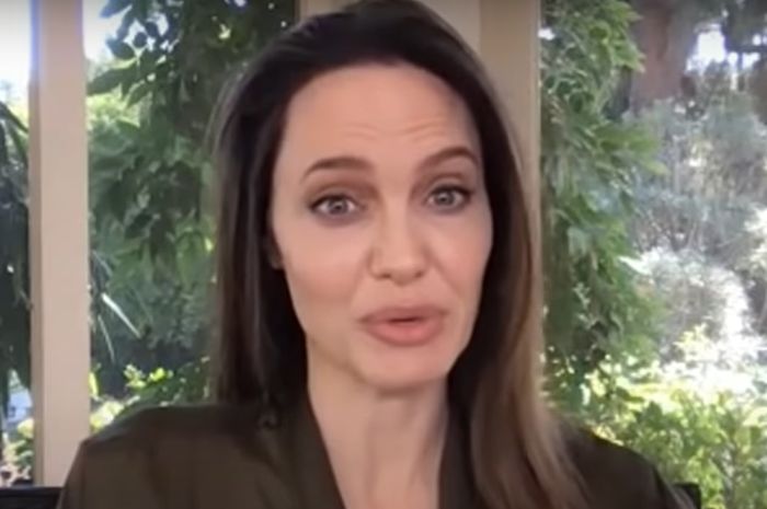 angelina-jolie-tipped-photographers-about-her-relationship-with-brad-pitt-while-he-was-still-married-to-jennifer-aniston-magazine-co-founder-jann-wenner-recounts-getting-the-first-scoop-about-brangeli