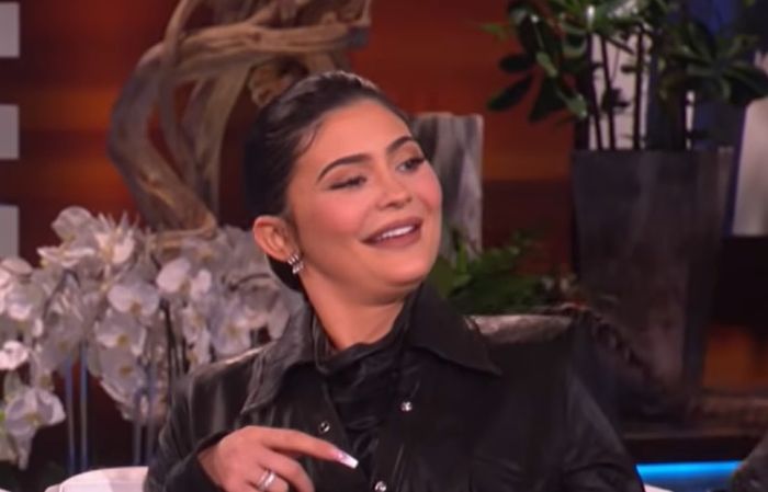 kylie-jenner-did-not-look-happy-while-posing-for-a-photo-with-a-producer-kylie-cosmetics-mogul-reportedly-accused-of-having-a-bad-attitude