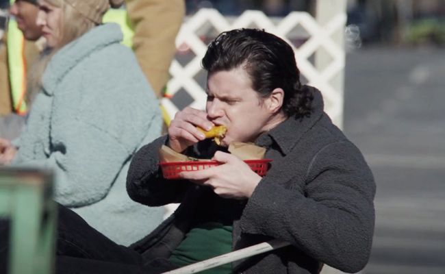 Who Lives in Netflix's Kaleidoscope - Stan Loomis Peacefully Eats His Lengua