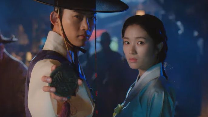 secret-royal-inspector-joy-unveils-hilarious-bts-showing-taecyeon-kim-hye-yoons-kissing-scene