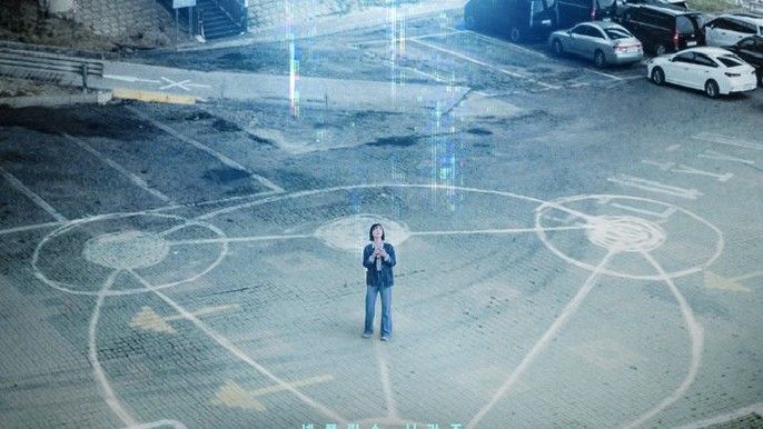 Jeon Yeo Bin as Hong Ji Hyo in Glitch standing on signs in parking lot