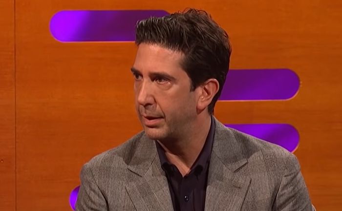 david-schwimmer-poses-naked-in-the-shower-to-poke-fun-at-his-friends-co-star-jennifer-anistons-latest-photo