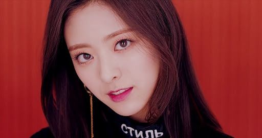 itzy-yuna-has-passion-for-makeup-co-members-revealed
