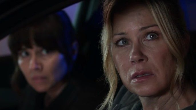 Dead to me season 2 Christina Applegate as Jen Harding, Linda Cardellini as Judy Hale pulled over by cops