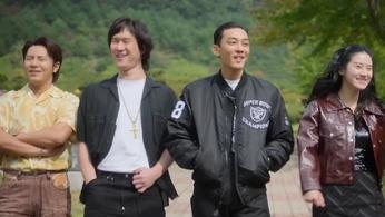 seoul vibe park ju-hyun as yoon-hee, yoo ah-in as dong-wook, ong seong-wu as joon-ki, go kyung-pyu as woo-sam smiling while walking