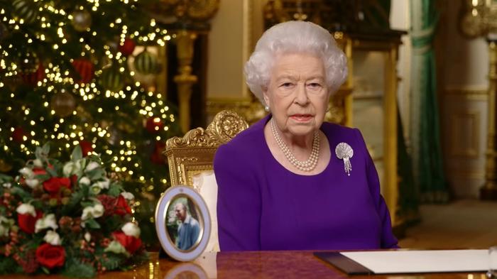 queen-elizabeth-showed-signs-she-was-already-ailing-when-she-opted-to-wear-a-lighter-version-of-the-imperial-state-crown-in-2019-royal-fans-allegedly-thought-she-was-too-weak