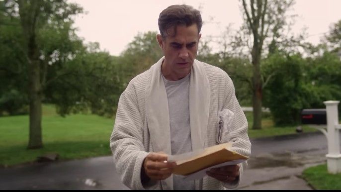 Bobby Cannavale as Derek Broaddus picking up mail in The Watcher