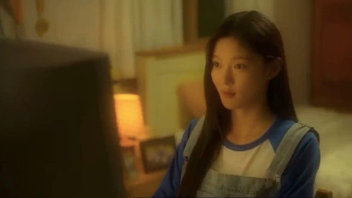 Kim Yoo Jung as Na Bo-ra in 20th Century Girl