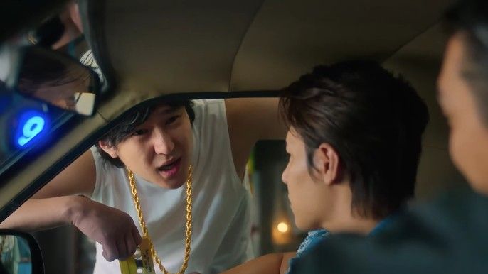 seoul vibe go kyung-pyo as woo-sam peeking into car with two passengers