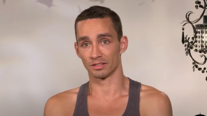robert-sheehan-net-worth-get-to-know-more-about-the-umbrella-academy-star