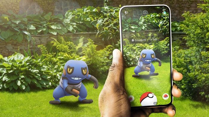 Image of the player catching a Croagunk in Pokémon GO.