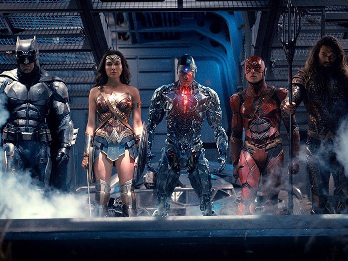 Batman, Wonder Woman, Cyborg, Flash, and Aquaman are stood side-by-side.