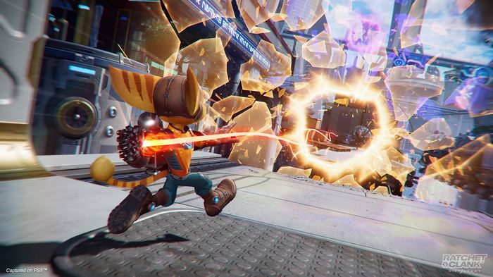 Ratchet on the attack in Ratchet and Clank Rift Apart.