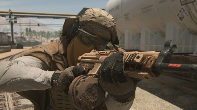 Modern Warfare 2 player aiming down sights