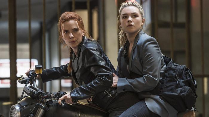 Scarlett Johansson and Florence Pugh are on a motorbike.