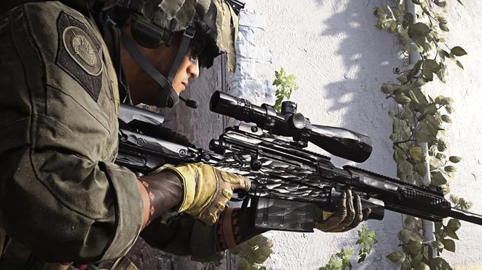 Modern Warfare player holding gun with obsidian camo