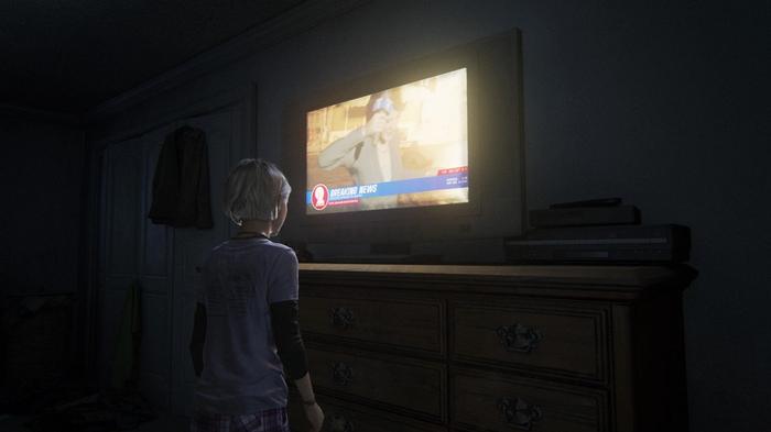 Image of Sarah watching TV in The Last of Us Part I.