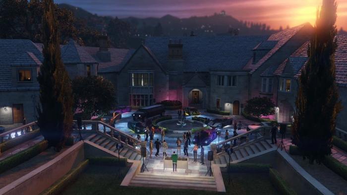 GTA Online The Contract DLC. The image shows many Celebrities partying in the garden of a house in Vinewood Hills.