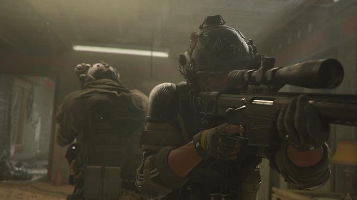 Modern Warfare 2 player holding Victus XMR