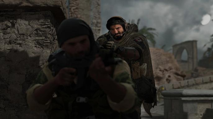 Modern Warfare 2 player sneaking behind opponent