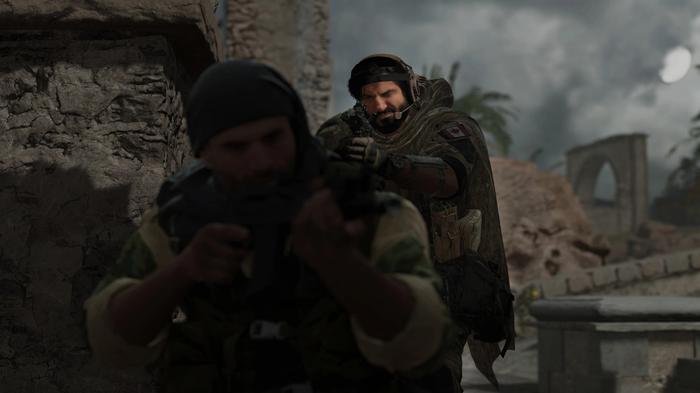 Modern Warfare 2 player sneaking behind opponent