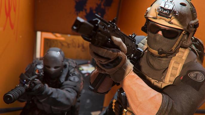 Modern Warfare 2 players aiming down sights