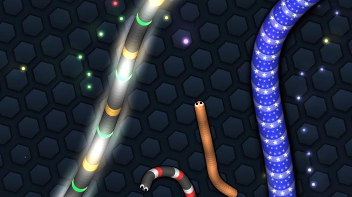 Multi-coloured snakes eating each other in Slither.io