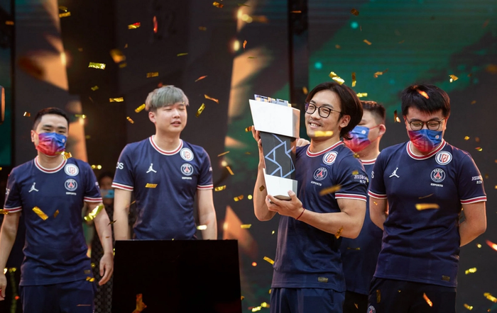 PSG.LGD team holding the trophy for Riyadh Masters
