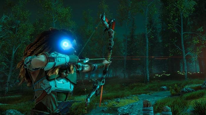 Horizon Zero Dawn Aloy in The Embrace forest drawing her bow while using her focus.