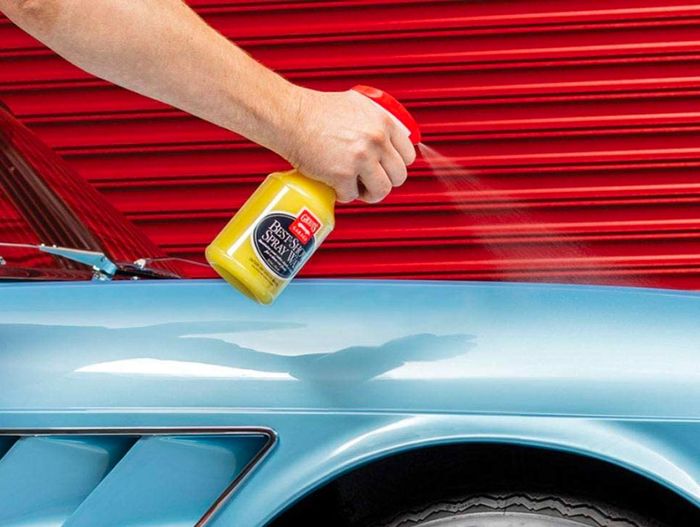 Best car wax spray Griot's Garage product image of a clear spray bottle containing yellow liquid wax.