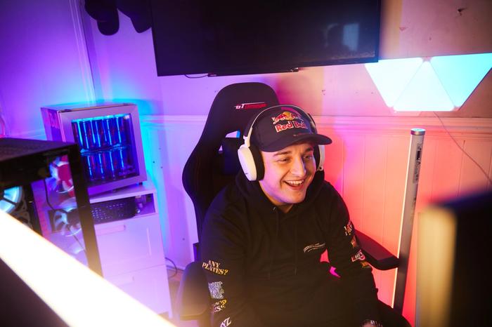 jukezy mid-game at the red bull gaming sphere 