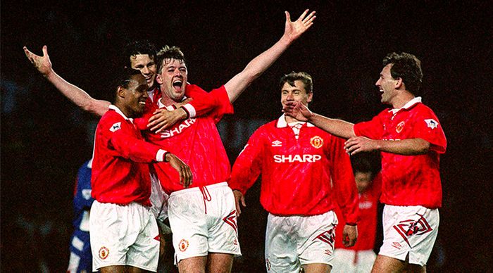 Best Manchester United kits Umbro 1992/93 image of the team celebrating wearing red shirts with white collars and shorts.