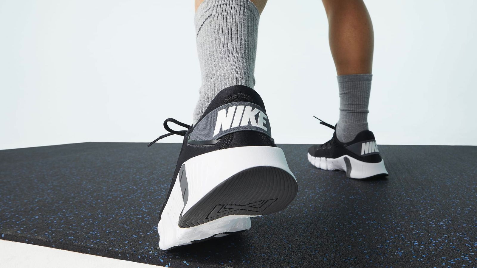 Nike vs Jordan sizing - Nike Metcon 4 in black on feet.