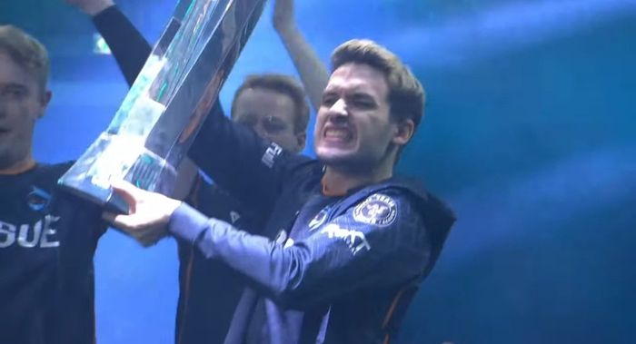 Odoamne lifts his first LEC title at long last