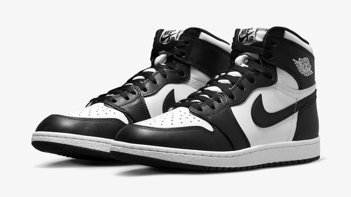 How to lace Jordan 1 - "Black White" product image of a white and black pair of high-tops.