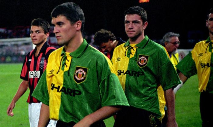 Best Manchester United kits Umbro 1992/93 image of the team wearing a half and half yellow and green shirt with a collar.