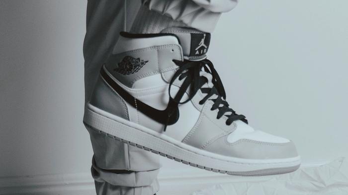 How to lace Jordan 1 - Air Jordan 1 "Smoke Grey" image of a white and grey shoe with black laces. 