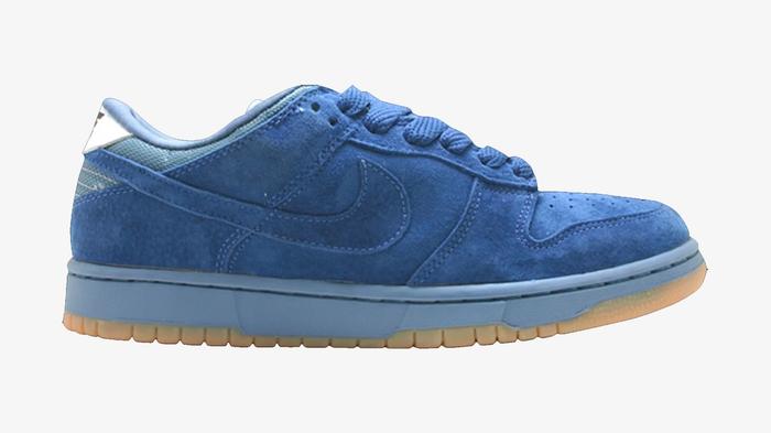Nike Dunk vs SB Dunk - Nike Dunk Low Pro B "Smurf" from 1999 dressed in dark blue suede with a light blue midsole and gum outsole.