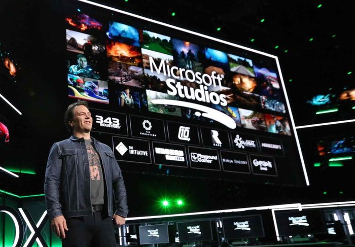 Xbox E32018 Phil Spencer Presenting On Stage